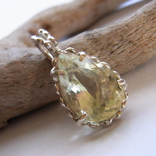 ���r�A���O���X�@�y���_���g