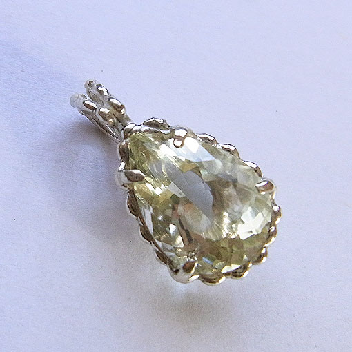 ���r�A���O���X�@�y���_���g