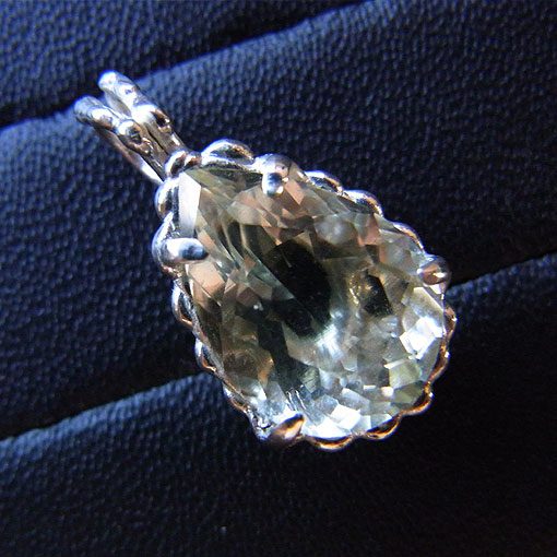 ���r�A���O���X�@�y���_���g